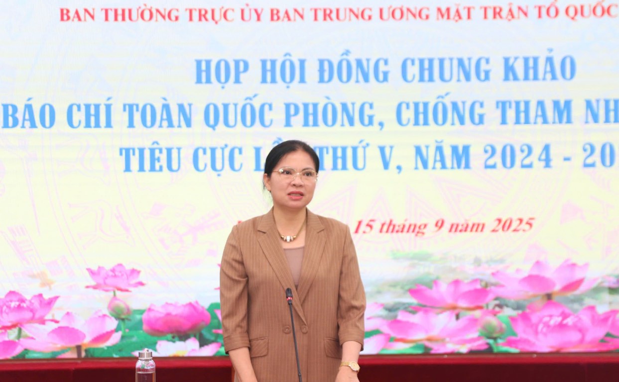 La Sra. Ha Thi Nga - Miembro del Comite Central del Partido Vicepresidenta del Comite Central del Frente de la Patria de Vietnam Jefa del Comite Organizador del Torneo hablo en la reunion. Foto: Huong Diep