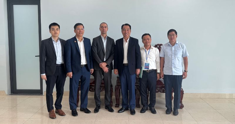 Le president du Comite populaire provincial de Vinh Long Lu Quang Ngoi s'entretient avec un representant de Boston Consulting Group sur l'orientation du developpement et de la planification de la province. Photo : Hoang Loc