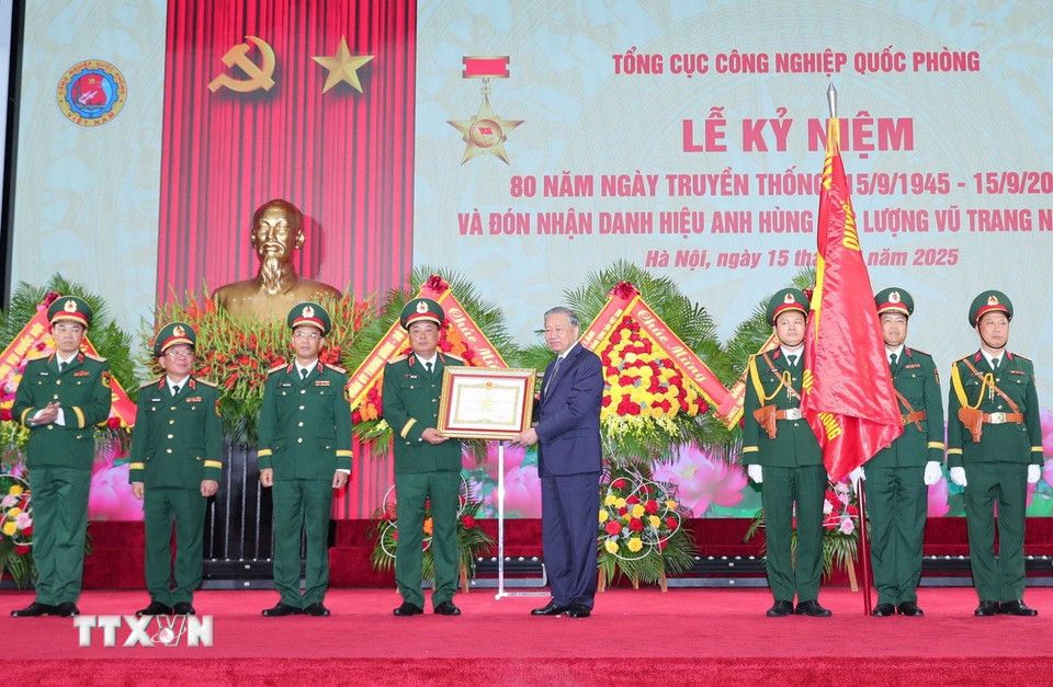 Tong Bi thu To Lam trao tang Danh hieu Anh hung Luc luong Vu trang nhan dan cho Tong cuc Cong nghiep Quoc phong. Anh: TTXVN