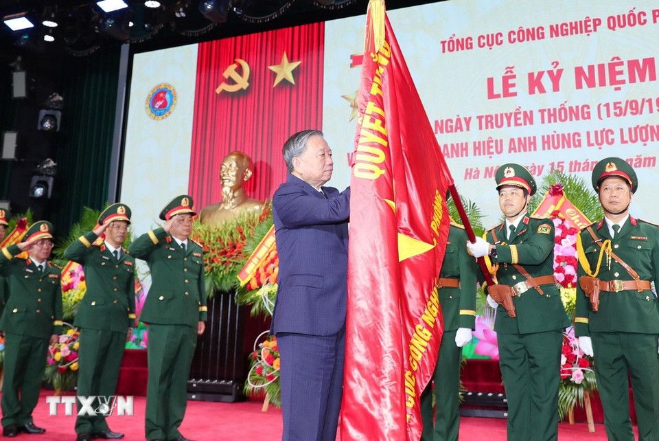 El Secretario General To Lam lleva el titulo de Heroe de las Fuerzas Armadas Populares a la Edad de la Victoria del Ejercito de la Industria de Defensa Nacional. Foto: TTXVN