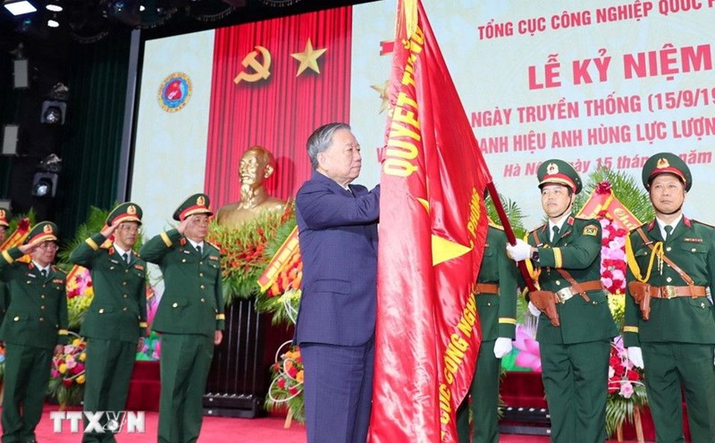 General Secretary To Lam attached the title of Hero of the People's Armed Forces to the Victory Decree of the General Department of Defense Industry. Photo: VNA