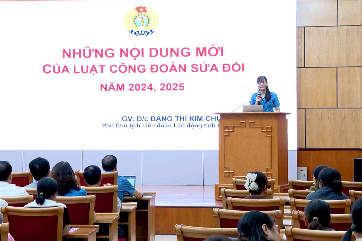 Dang Thi Kim Chung 여사 성 노동총연맹 부위원장이 회의에서 발언하고 있습니다. 사진: Quang Ninh 노동총연맹