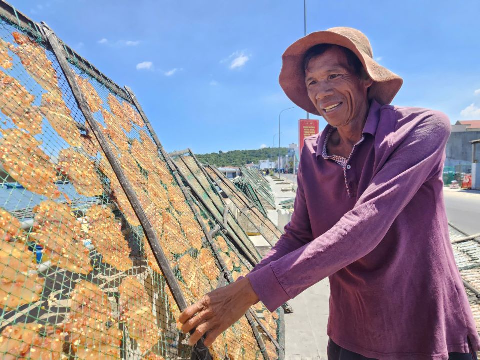 The profession of drying dried fish has become the livelihood of many people in coastal areas. Photo: Thanh Quynh