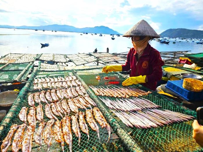 Ca duoc nguoi dan trai len tam luoi, phoi duoi nang to. Anh: Thanh Quynh