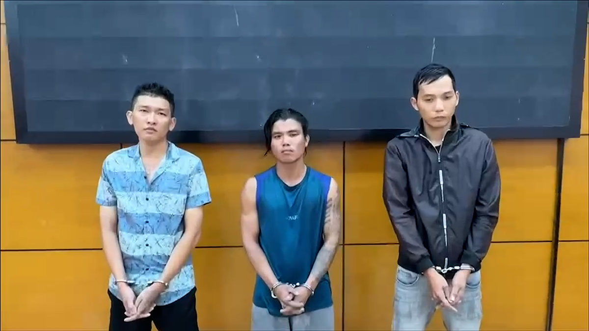 Ho Chi Minh City Police arrested a group of 3 subjects impersonating Police to appropriate people's property. Photo: Provided by the police