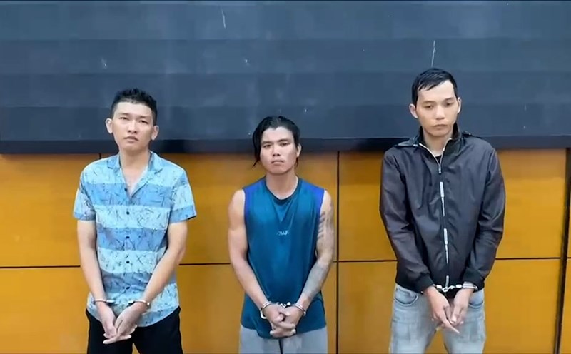 Ho Chi Minh City Police arrested a group of 3 subjects impersonating Police to appropriate people's property. Photo: Provided by the police