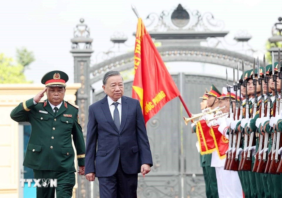 General Secretary To Lam reviewed the honor guard. Photo: VNA