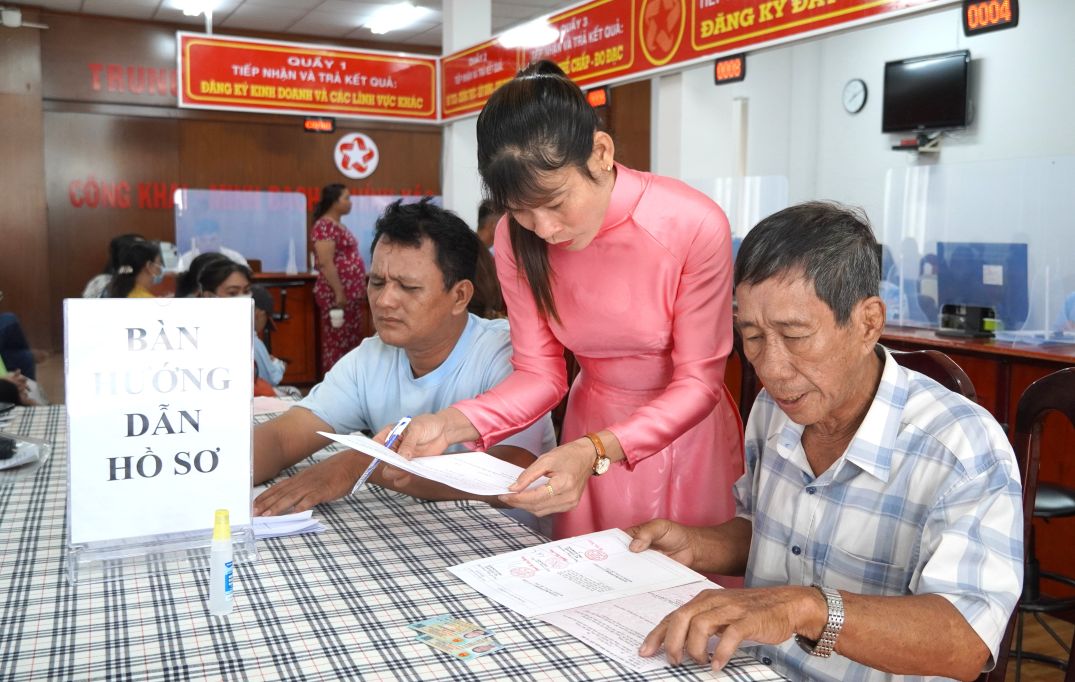 Nguoi dan den lam thu tuc hanh chinh linh vuc dat dai tai Trung tam phuc vu hanh chinh cong xa Long Phu (TP Can Tho). Anh: Phuong Anh
