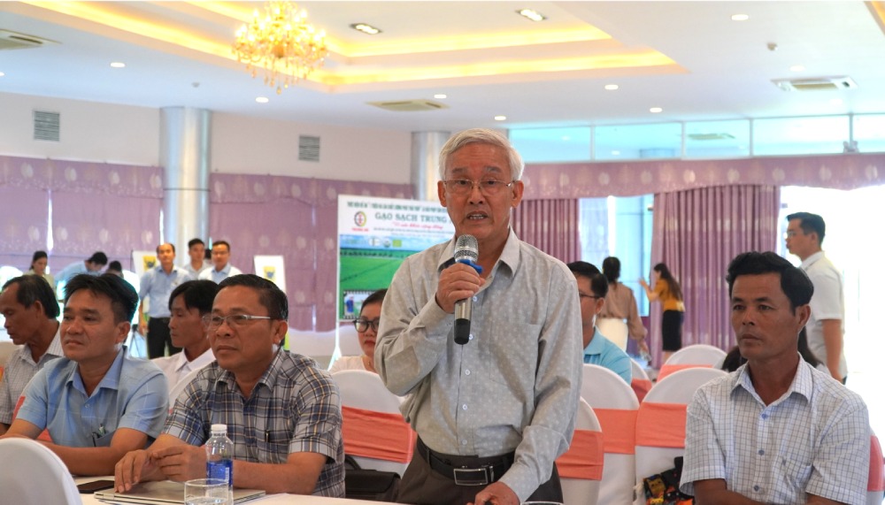 Dai bieu tham du hoi nghi dong gop y kien. Anh: Nam Phuong
