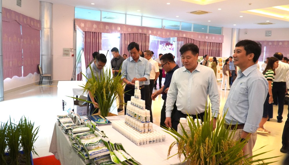Delegates visit the exhibition booths at the conference to summarize the pilot model of high-quality, low-emission rice production in the summer-autumn crop of 2025. Photo: Nam Phuong