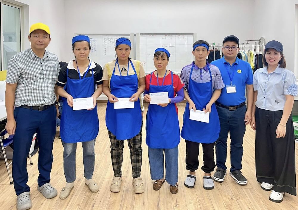 회사 노동조합의 실질적인 선물이 조합원과 근로자에게 전달되었습니다. 사진: 사쿠라이 베트남