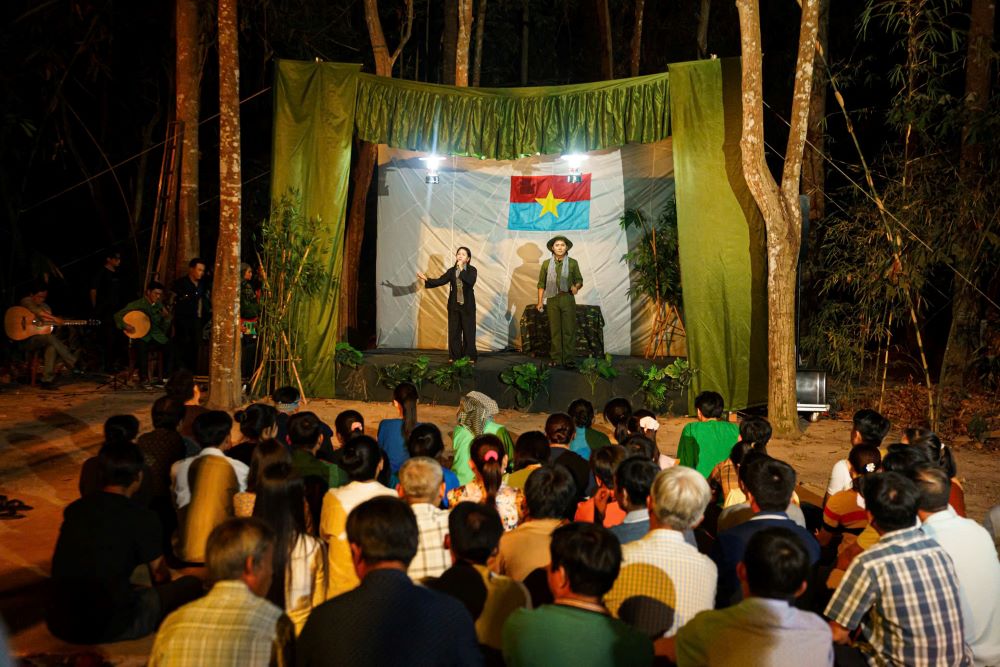 Du khach thich thu trai nghiem tour dem Trang chien khu tai Dia dao Cu Chi. Ảnh: Anh Tu