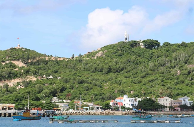 Xa Nhon Chau, con goi la Cu Lao Xanh, la xa dao duy nhat cua tinh Gia Lai, nam cach dat lien khoang 20km. Anh: Hoai Phuong