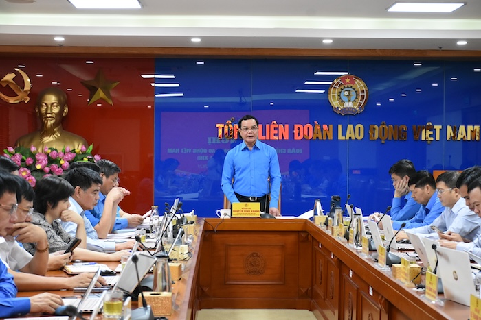 응우옌 딘 캉 씨 - 당 중앙위원회 위원 베트남 조국전선 중앙위원회 부위원장 베트남 노동총연맹 위원장 - 제13기 베트남 노동총연맹 상임위원회 회의를 주재했습니다. 사진: 프엉 마이