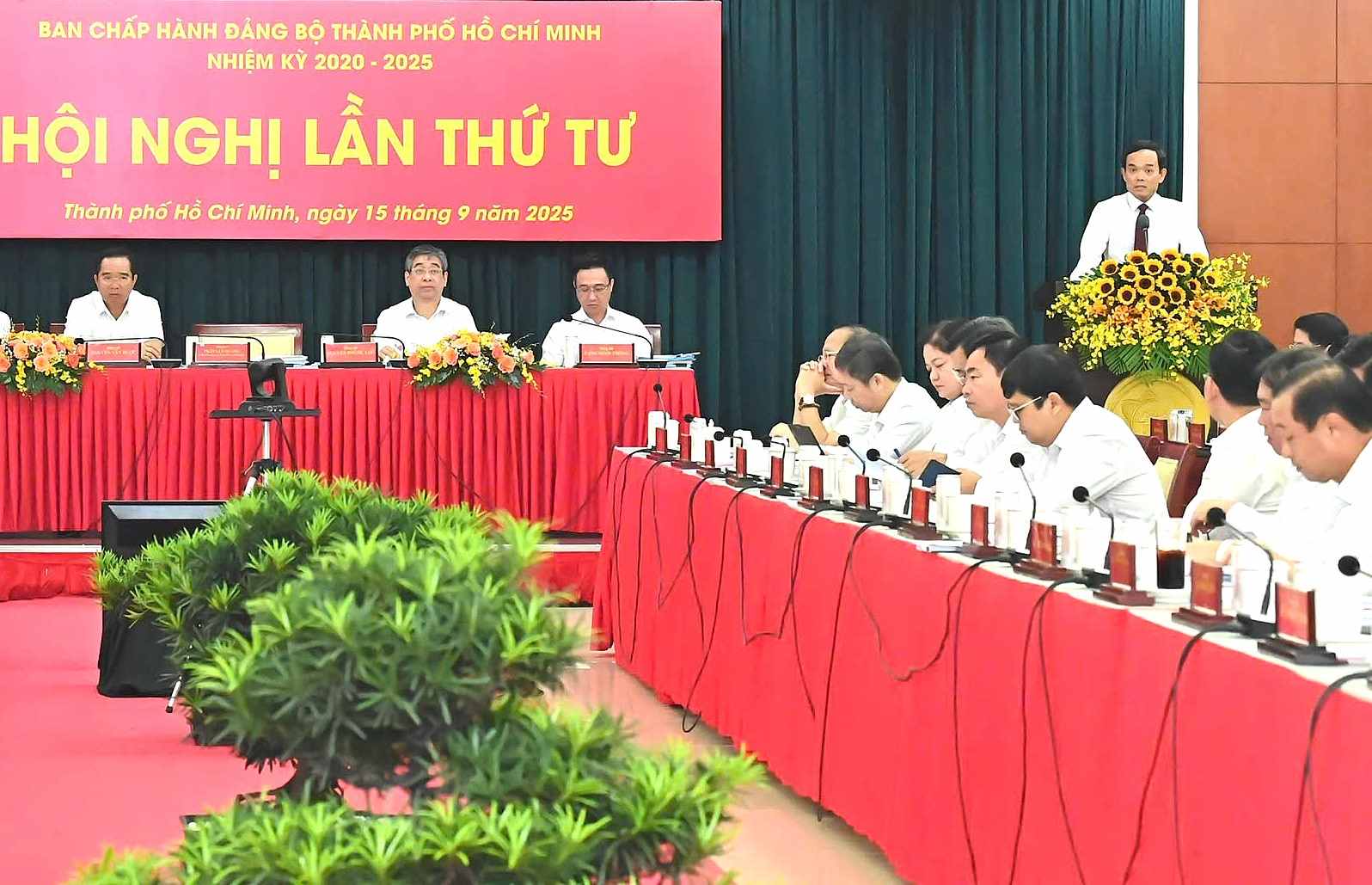 호치민시 당위원회 서기 Tran Luu Quang이 회의에서 발언하고 있습니다. 사진: Viet Dung