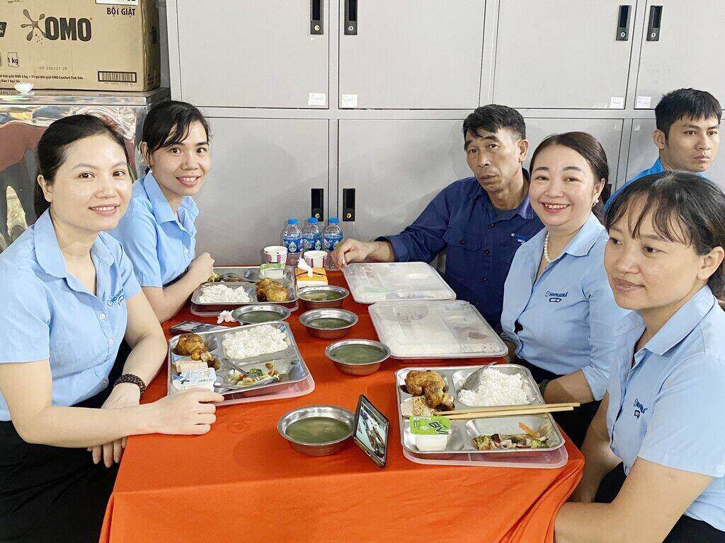 하이즈엉 제약 및 의료 장비 노동자들은 노동조합의 관심에 따뜻함을 느낍니다. 사진: 하이즈엉 제약 및 의료 장비 주식회사