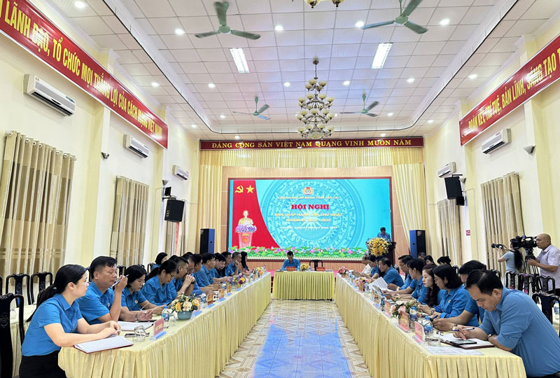Ban Thuong vu Lien doan Lao dong tinh Lao Cai lam viec voi cac cap cong doan. Anh: Huyen Thuy