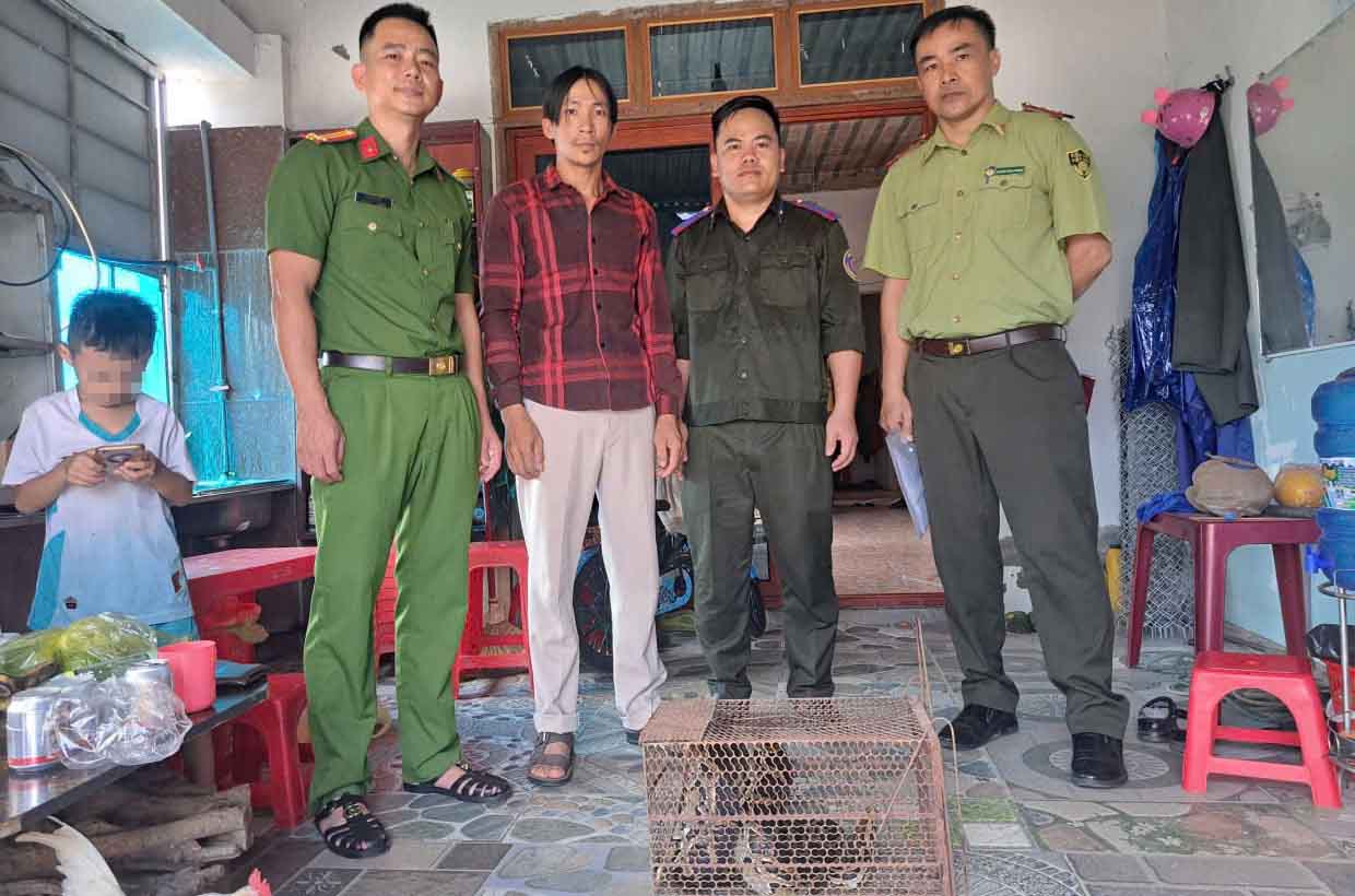 Mr. Hiep handed over the 10kg python to the authorities to release back into the wild. Photo: Tuan Anh.