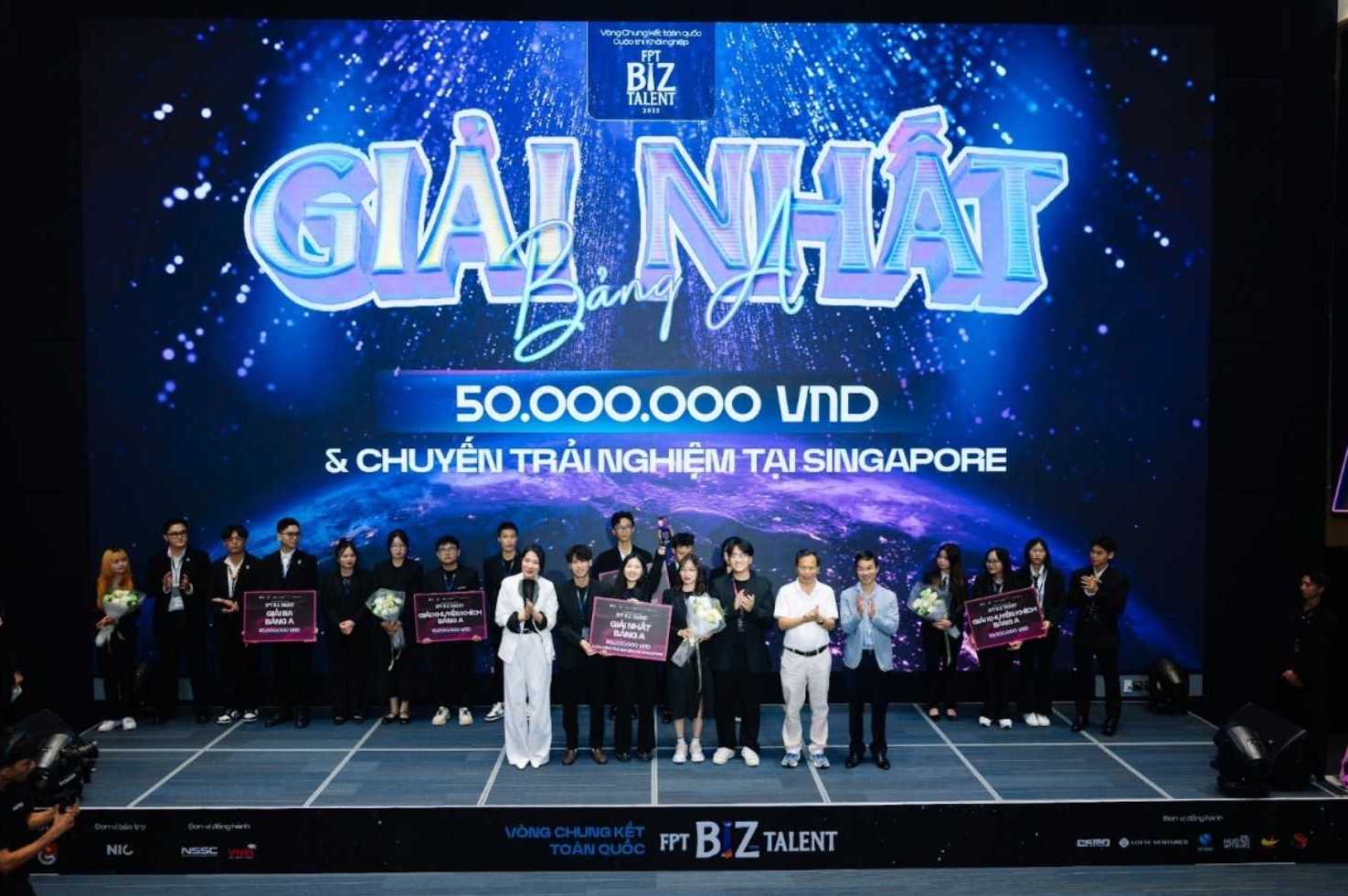 Doi AIthenos gianh giai Nhat bang A voi phan thuong la 50 trieu dong tien mat cung chuyen di Singapore. 