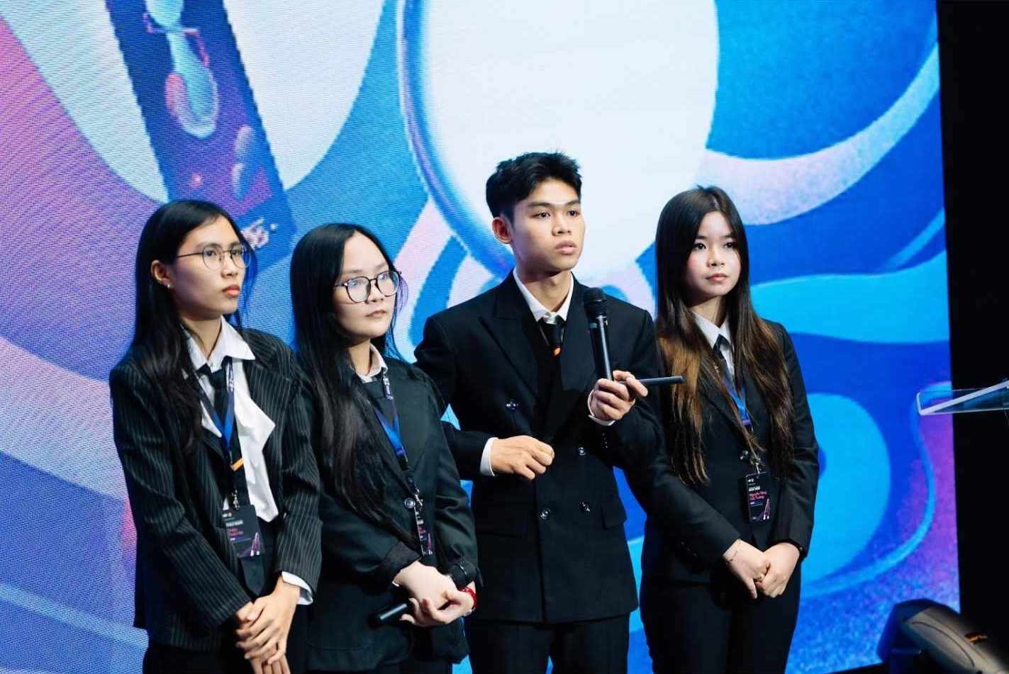 Cac ban tre the hien ky nang thuyet trinh va tu duy phan bien trong 25 phut day cang thang de bao ve du an cua minh truoc hoi dong giam khao. Anh: Ban to chuc