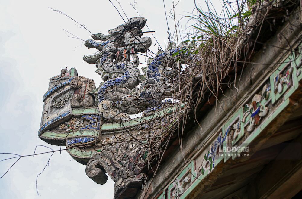 Mai ngoi vo vun, cac hoa van trang tri nhu hinh rong, linh vat... bi hu hong nang. 