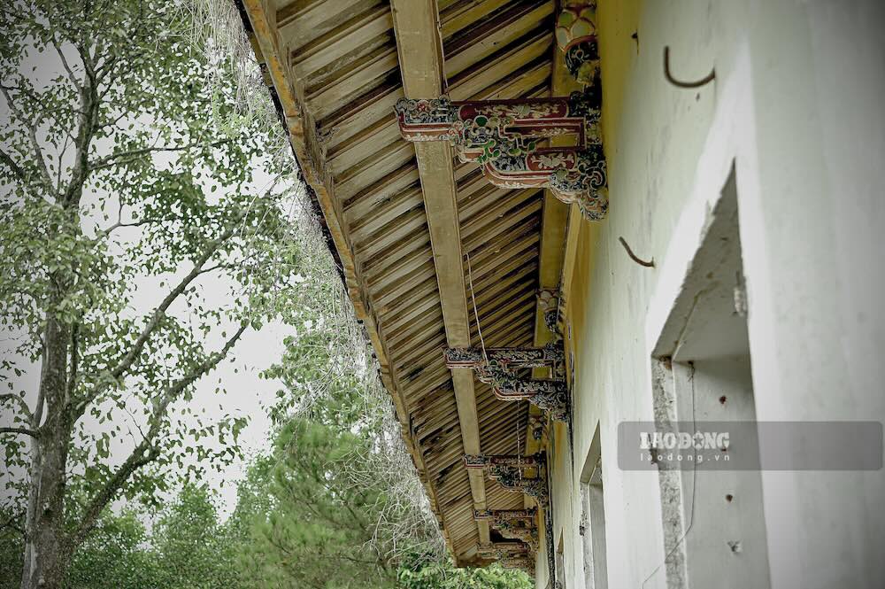Ghi nhan hien nay, toan bo khu nha dang trong tinh trang xuong cap nghiem trong. Hang muc biet thu ran nut, nhieu mang be tong bong troc, de lo sat thep hoen gi.