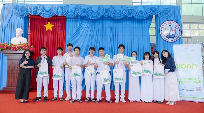 Anh 2: Ban to chuc quang ba gioi thieu thong tin cuoc thi Tieng noi Xanh mua 3 den hoc sinh THPT Chuyen Le Quy Don (Ba Ria – Vung Tau cu, nay thuoc TP.HCM) vao ngay 15.9