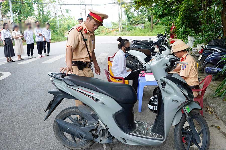 Disguised police record students violating traffic laws, illegal parking lots