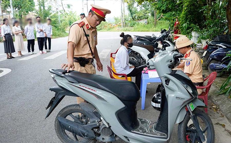 Disguised police record students violating traffic laws, illegal parking lots