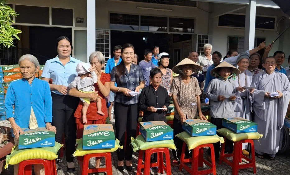 Lanh dao Dang uy xa An Ninh (TP Can Tho) va Chua Giac Linh tang qua cho ba con kho khan tren dia ban. Anh: Gia Bao