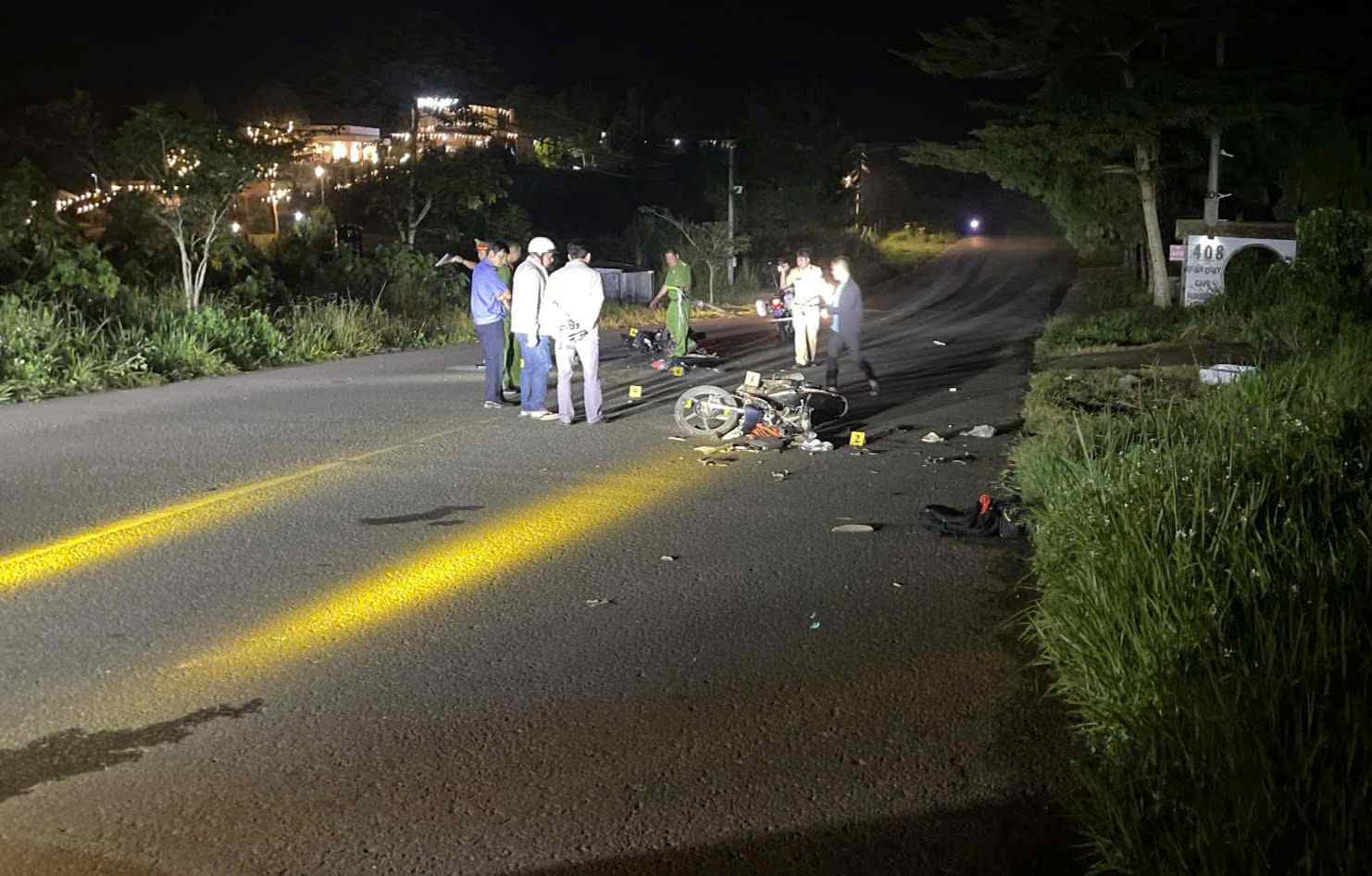 The scene of the traffic accident that killed 1 person and left 1 person in critical condition. Photo: Lam Hong