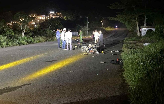 2 xe máy đấu đầu ở Lâm Đồng khiến 1 người tử vong, 1 người bị thương nặng