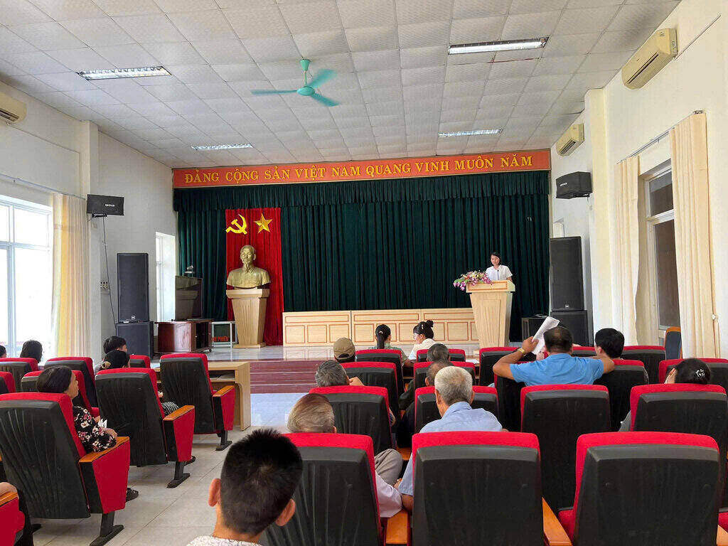People in Phu Thai commune listen to information about the site clearance plan for the Hanoi - Hai Phong railway service road project. Photo: Phu Thai Commune Portal