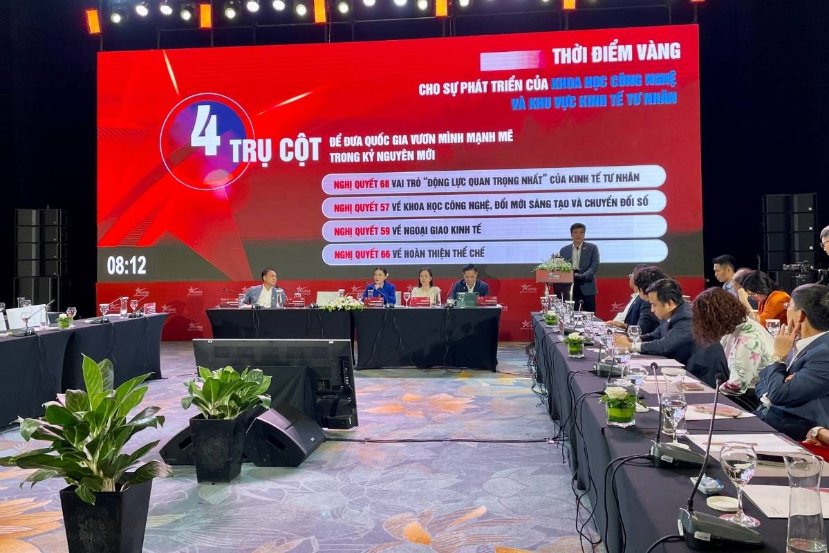 Vue d'ensemble de la session thematique 2 'Science et technologie - innovation - force de frapper pour s'elever'. Photo : Thanh Binh