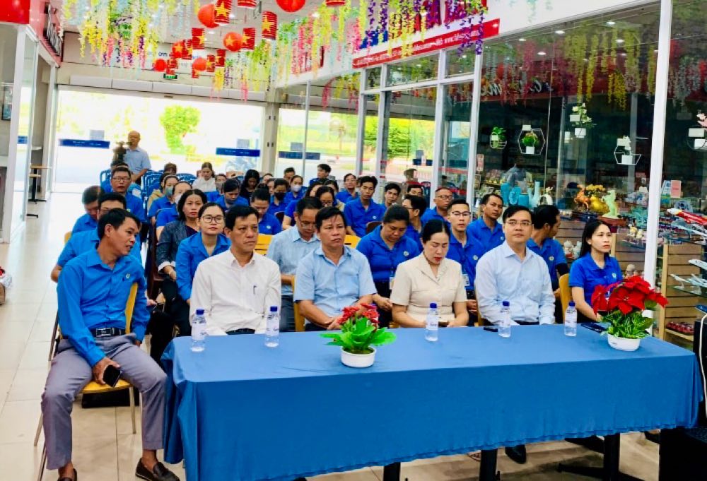 Doan vien, nguoi lao dong tham gia va dat cac cau hoi de duoc giai dap. Anh: Minh Hoang