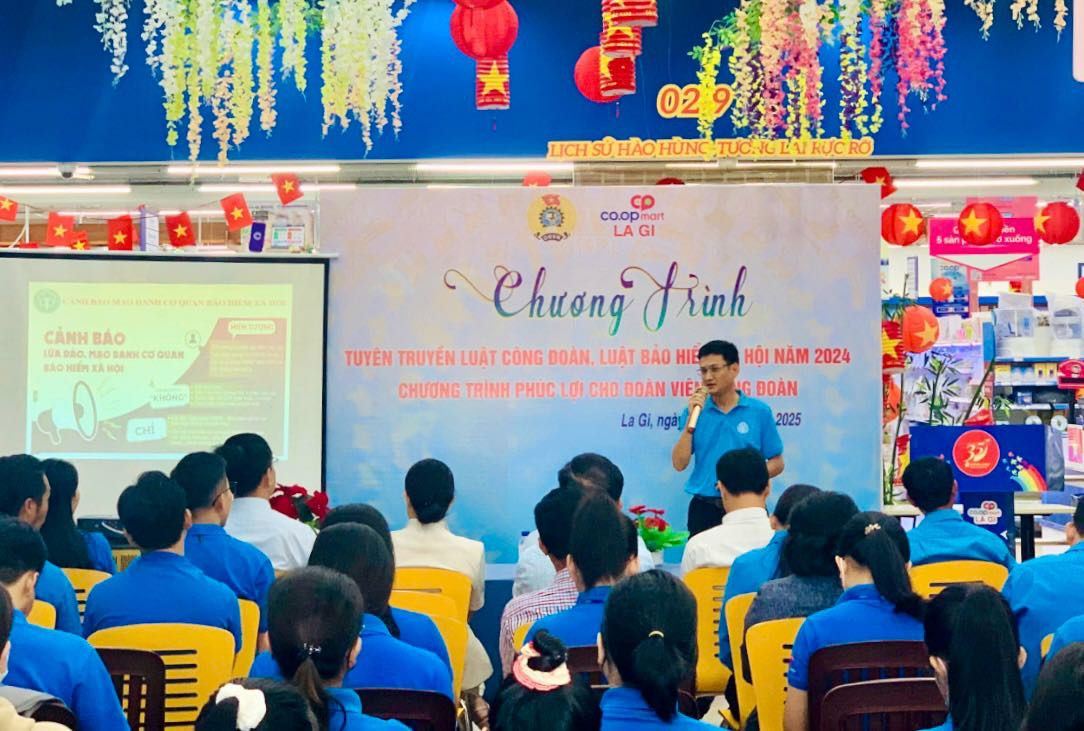 Tuyen truyen Luat BHXH va Luat Cong doan cho doan vien, nguoi lao dong tai phuong La Gi, tinh Lam Dong. Anh: Minh Hoang