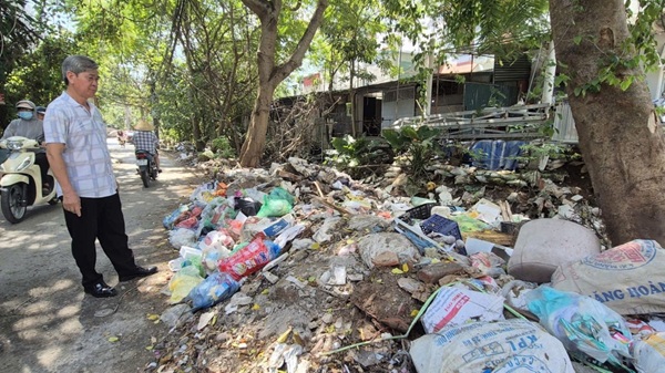 The waste is stagnant, causing alley 39 Tu Lien Street to always be polluted. Photo: Minh Hanh