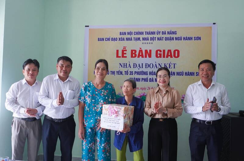 Las dos hermanas Ho Thi Yen (Da Nang) se alegran de recibir regalos de la nueva familia otorgados por los lideres locales. Foto: Comite Popular de la ciudad de Da Nang