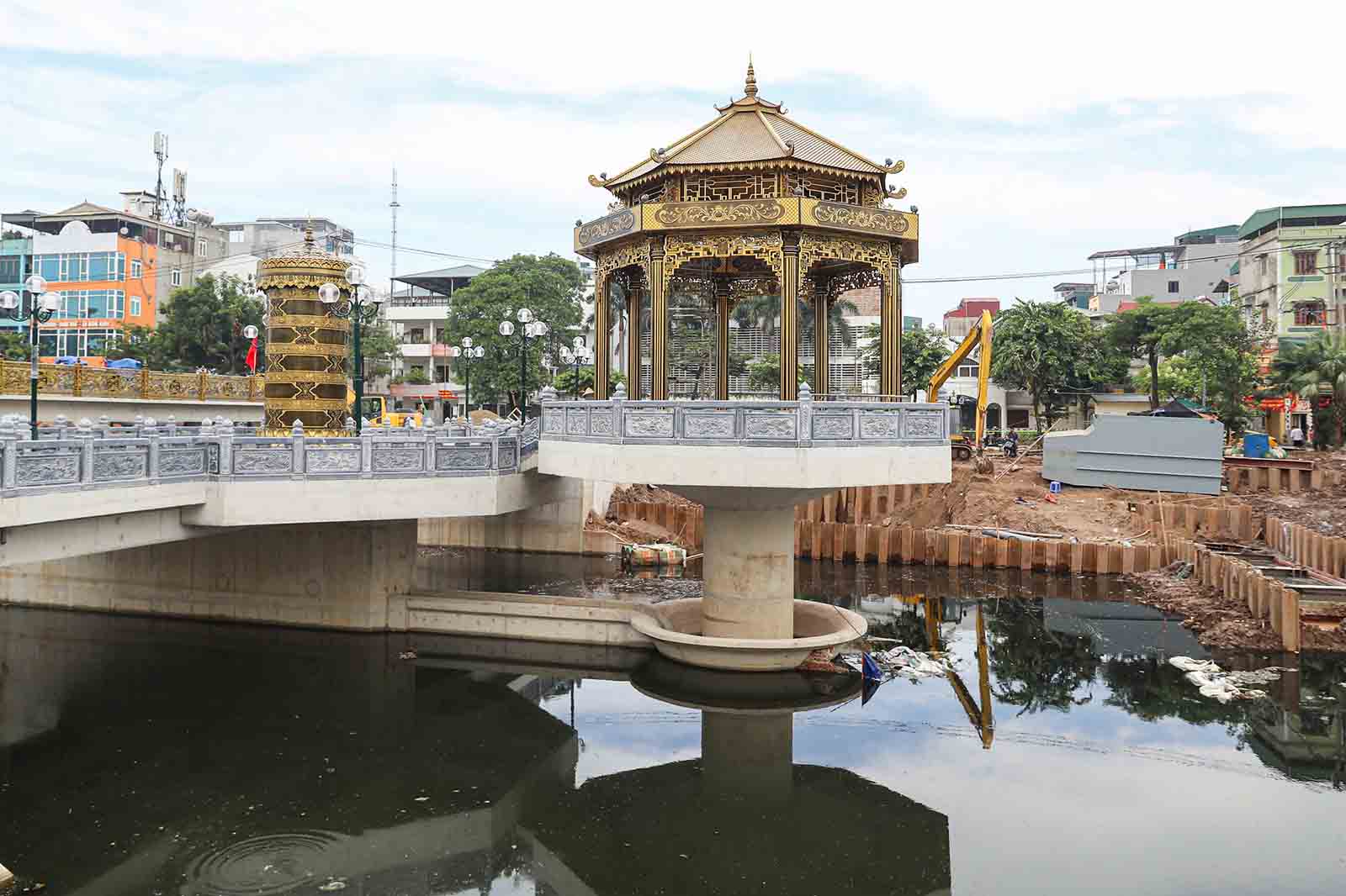 Diem nhan cua dap dang la dai quan sat co kien truc hinh bat giac son mau vang, duoc xay dung giua dap.