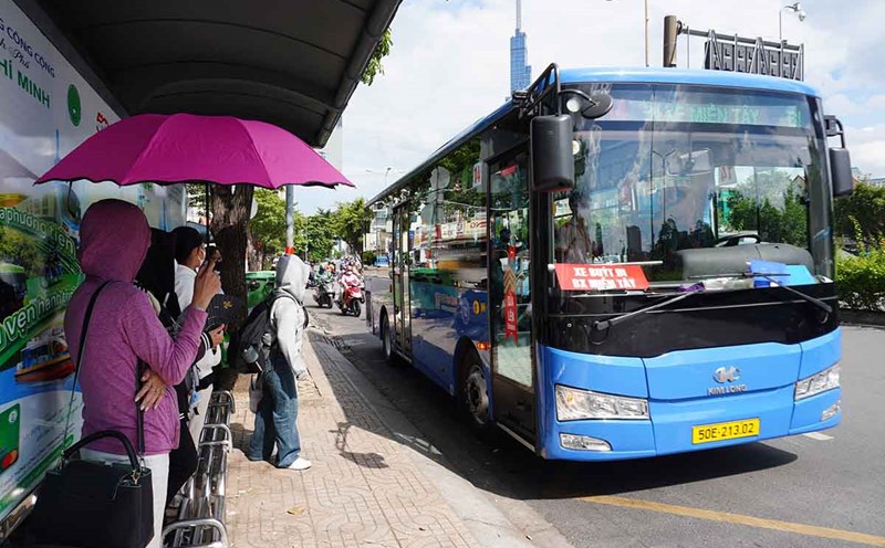 La gente habla sobre la propuesta de la ciudad de Ho Chi Minh de organizar carriles separados para los autobuses. Foto: Nhu Quynh