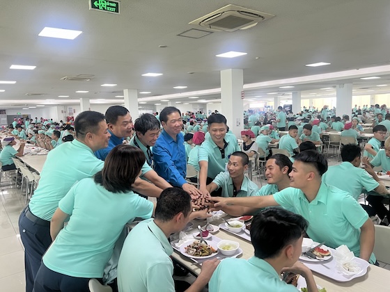 캐논 베트남 유한회사의 2025년 노동조합 점심 식사는 조합원과 노동자들에게 기쁨을 선사합니다. 사진: 끼에우 부