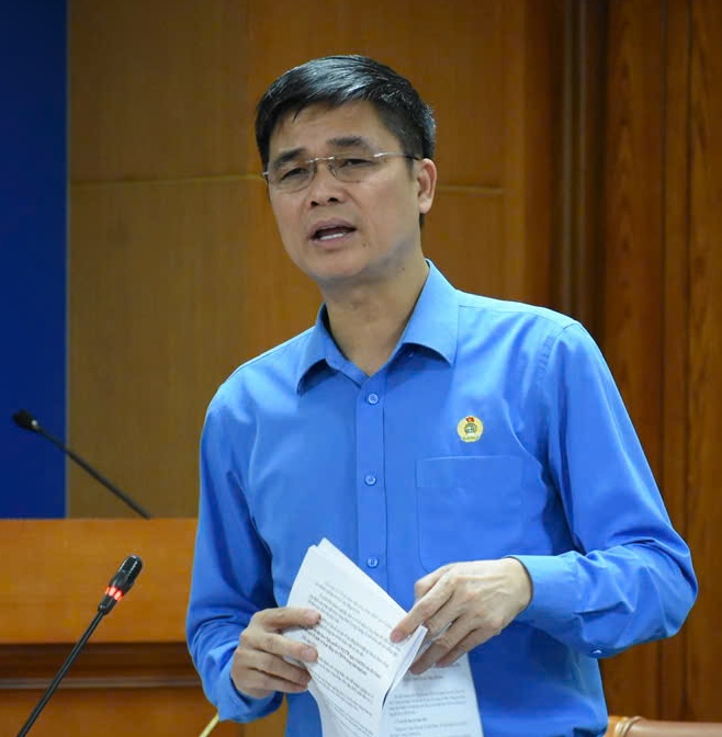 Pho Chu tich Tong LDLDVN Ngo Duy Hieu trinh bay To trinh Ke hoach to chuc cac hoat dong cham lo cho doan vien, nguoi lao dong dip Tet Nguyen dan Binh Ngo 2026. Anh: Phuong Mai