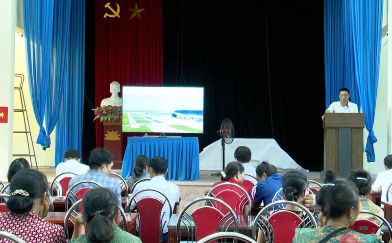 The leaders of Gia Binh Commune People's Committee organized a dialogue with the people of Thu Phap village about site clearance for the Gia Binh International Airport project. Photo: Bac Ninh Provincial Police