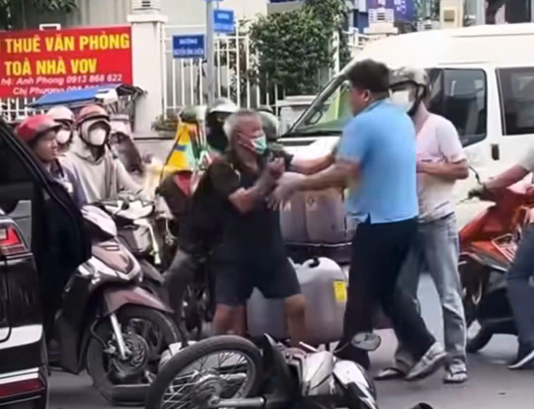Người đàn ông trẻ tuổi mặc áo thun xanh ẩu đả với người đàn ông lớn tuổi ở TPHCM. Ảnh: người dân cung cấp
