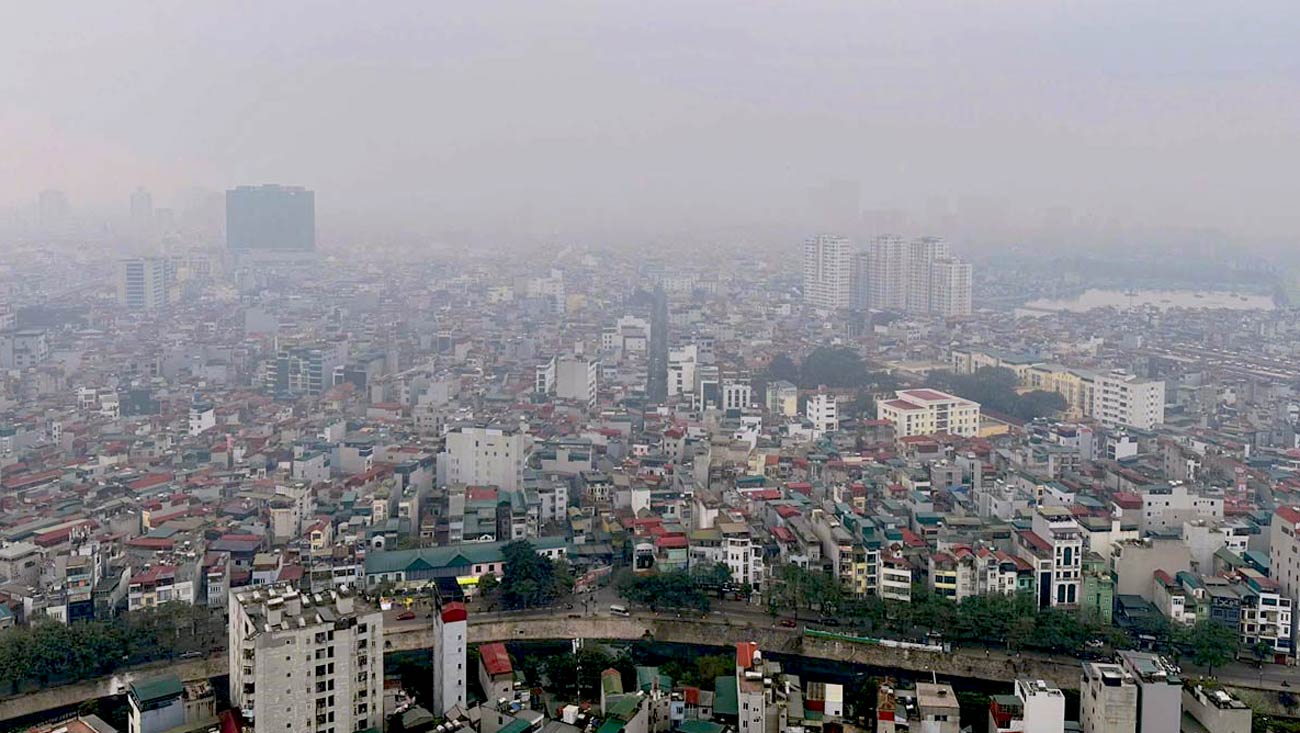 Hinh anh mot lop bui mu mit bao phu cac toa nha cao tang, chung cu o Ha Noi. Anh: Viet Anh