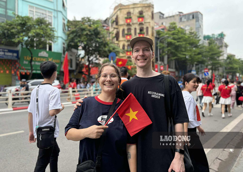 Turistas internacionales disfrutan del ambiente animado al viajar a Hanoi durante las vacaciones del Dia Nacional 2 de septiembre Foto: Nguyen Dat