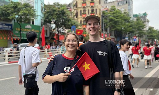 Khách quốc tế tận hưởng không khí sôi động khi du lịch Hà Nội vào đúng kỳ nghỉ Quốc khánh 2.9. Ảnh: Nguyễn Đạt