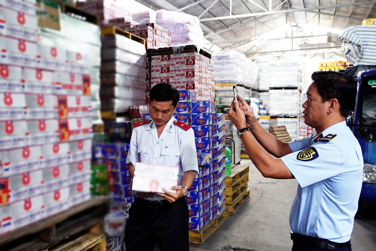 The interdisciplinary inspection team inspected a warehouse in Can Tho City in June 2025. Photo: Doan Hung