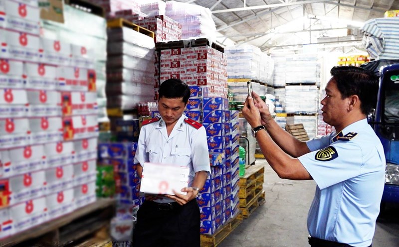 The interdisciplinary inspection team inspected a warehouse in Can Tho City in June 2025. Photo: Doan Hung
