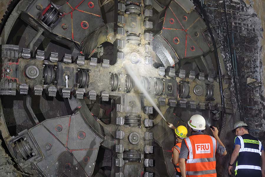 TBM 2호기가 Nhon - 하노이 역 메트로 터널을 굴착하여 깟린 역에 도착했습니다. 사진: MRB